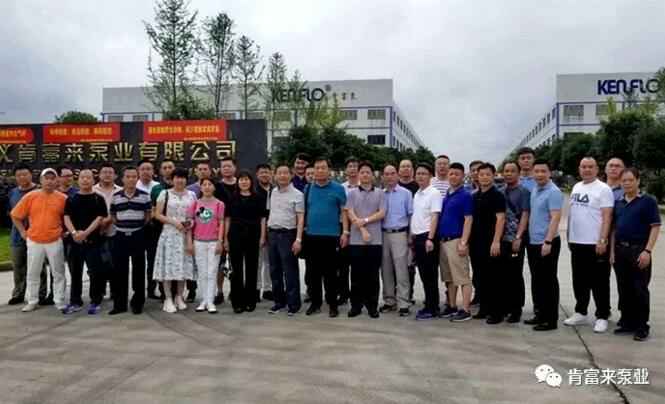 与会人员在遵义乐鱼官方站页面登录入口-乐鱼(中国)有限公司大门口合影留念